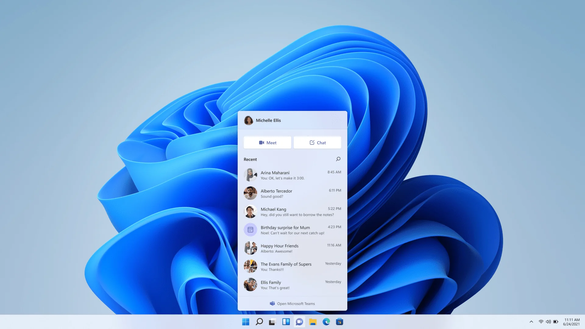 Screenshot des Windows 11 Desktops mit geöffnetem Microsoft Teams Chatfenster.
